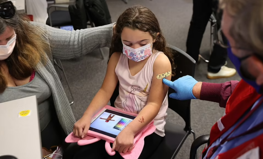 Ο δήμαρχος της Νέας Υόρκης δίνει… κίνητρο 100 δολαρίων σε παιδία 5-11 ετών για να εμβολιαστούν