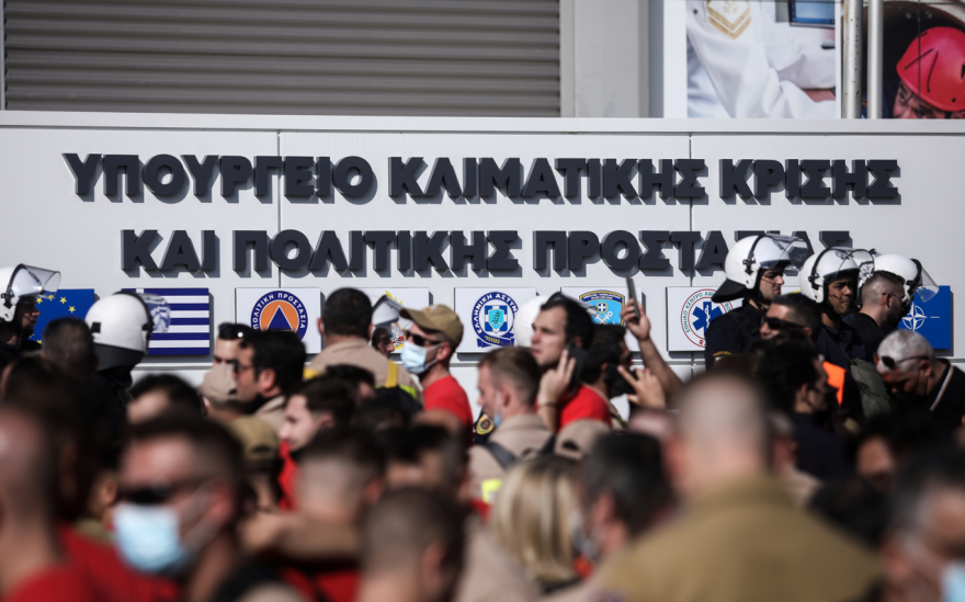 Επεισόδια με χημικά στη συγκέντρωση εποχικών πυροσβεστών -  Άνοιξε η Κηφισίας και στα δύο ρεύματα