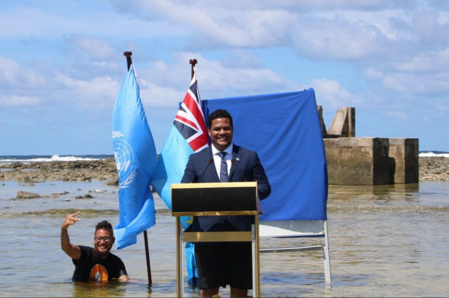 Κλιματική αλλαγή: Ο ΥΠΕΞ του Τουβαλού μπήκε στη θάλασσα με το... κοστούμι για να στείλει μήνυμα για δράση