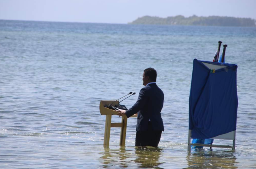 Κλιματική αλλαγή: Ο ΥΠΕΞ του Τουβαλού μπήκε στη θάλασσα με το... κοστούμι για να στείλει μήνυμα για δράση