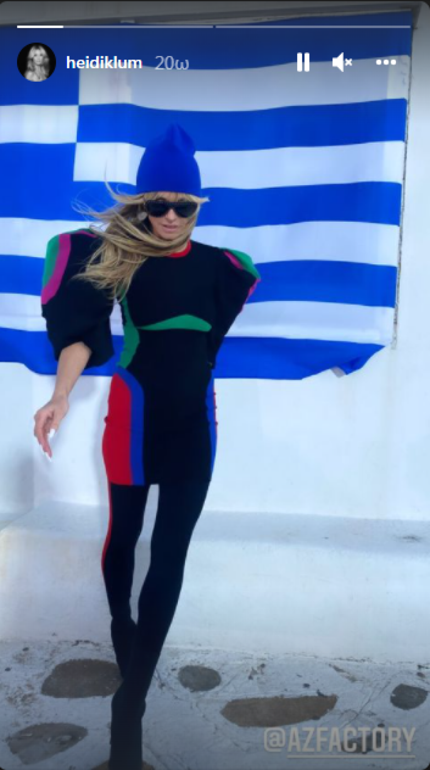 Η Χάιντι Κλουμ ποζάρει μπροστά στην ελληνική σημαία