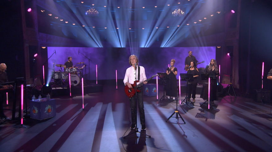 Ο Κώστας Τουρνάς σε μία μοναδική εμφάνιση στο «Σπίτι με το MEGA»