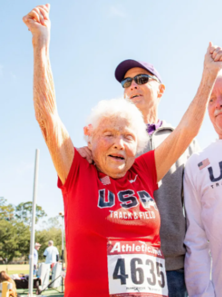 Η 105χρονη σπρίντερ Τζούλια «Τυφώνας» Χόκινς έκανε νέο ρεκόρ στίβου - Δείτε βίντεο