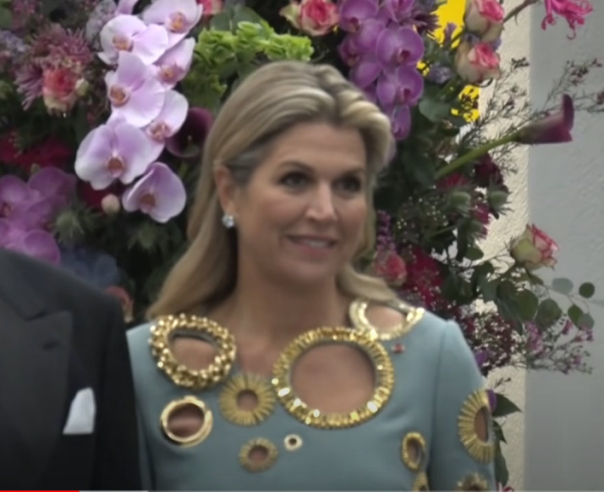 Η βασίλισσα Μάξιμα της Ολλανδίας έβαλε φόρεμα γεμάτο... τρύπες