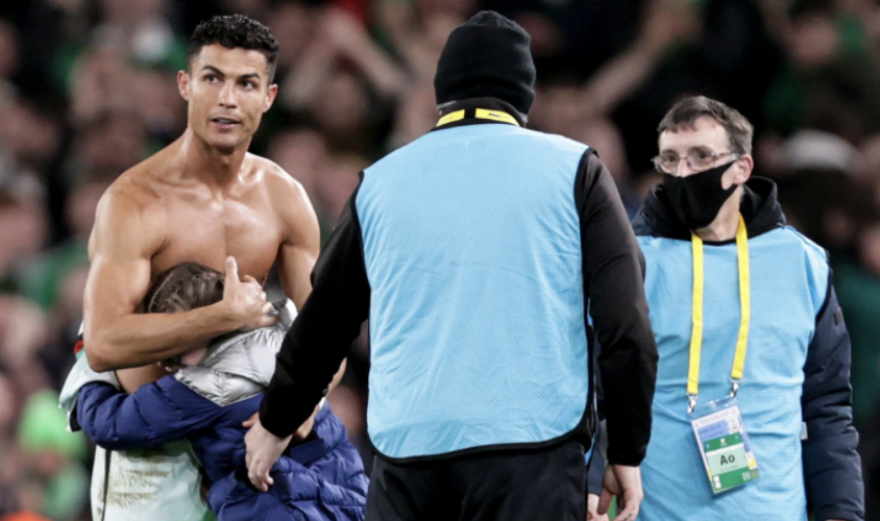 Γλίτωσε το πρόστιμο η 11χρονη «εισβολέας» - Πώς περιγράφει τη στιγμή που αγκάλιασε τον Κριστιάνο Ρονάλντο - Δείτε βίντεο