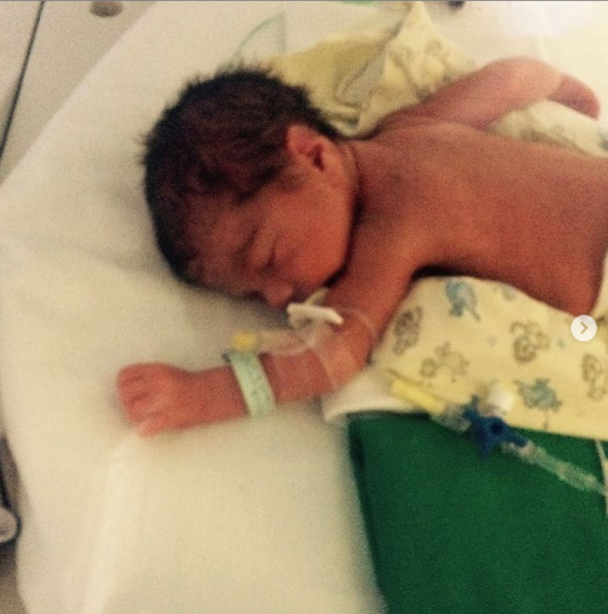 Ρούλα Ρέβη: Οι φωτογραφίες που ανέβασε από τα πρόωρα μωρά της