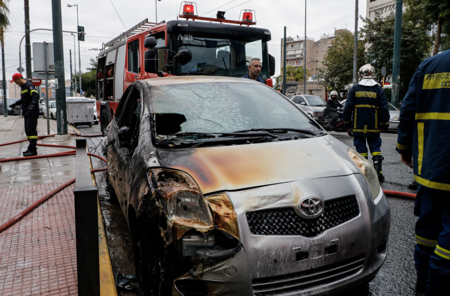 Φωτιά σε κατάστημα με στρώματα στον Πειραιά: Οι πρώτες εικόνες