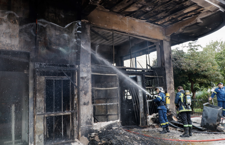 Φωτιά σε κατάστημα με στρώματα στον Πειραιά: Οι πρώτες εικόνες