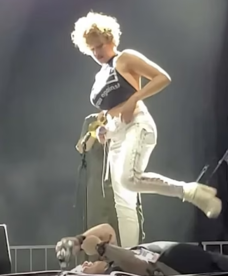 Sophia Urista: Η τραγουδίστρια που ούρησε στο πρόσωπο φαν παραδέχεται ότι «ξεπέρασε τα όρια»