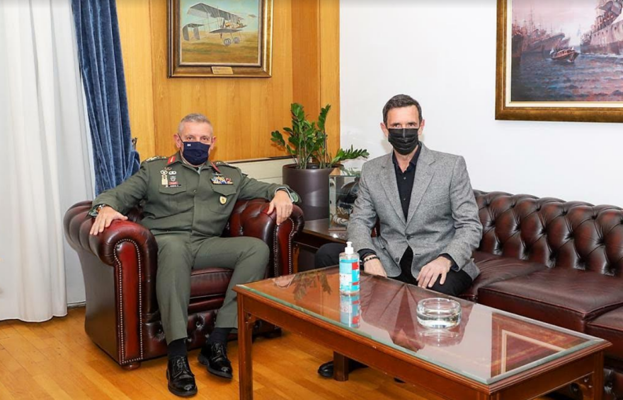 Γιατί ο αρχηγός ΓΕΕΘΑ συναντήθηκε με τον Λεωνίδα Κακούρη από τις Άγριες Μέλισσες