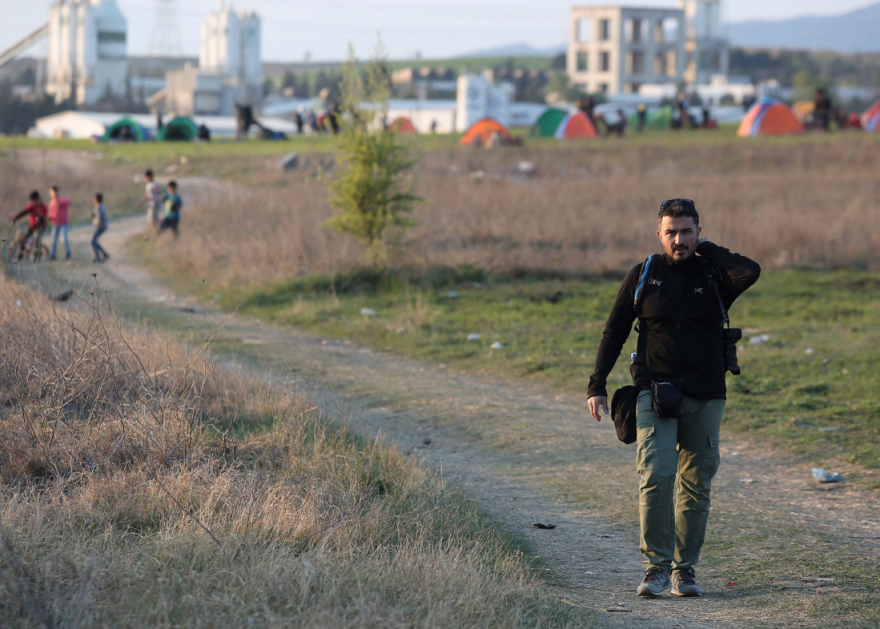 Το «κλικ» της χαράς στο πρόσωπο της 81χρονης θέλει να απαθανατίσει ο Τσακαλίδης στην Εύβοια, μετά το εξώφυλλο στο «TIME» 