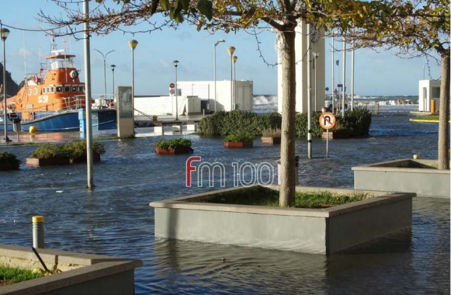 Kακοκαιρία: Βγήκε η θάλασσα στον δρόμο στην Πάτρα - Στον… αέρα πτέρυγα δημοτικού σχολείου στην Άρτα