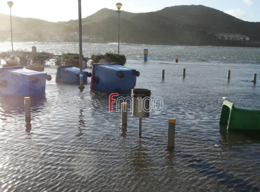 Kακοκαιρία: Βγήκε η θάλασσα στον δρόμο στην Πάτρα - Στον… αέρα πτέρυγα δημοτικού σχολείου στην Άρτα