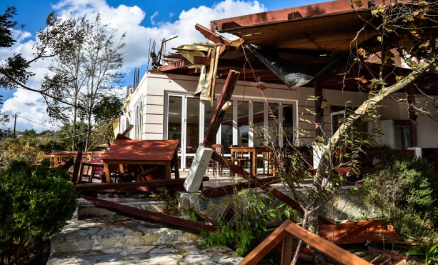 Kακοκαιρία: Βγήκε η θάλασσα στον δρόμο στην Πάτρα - Στον… αέρα πτέρυγα δημοτικού σχολείου στην Άρτα