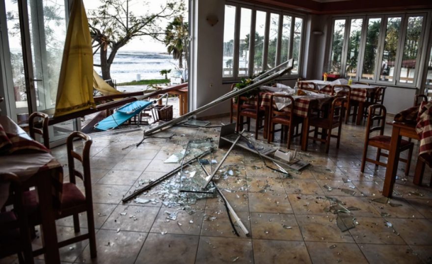 Kακοκαιρία: Βγήκε η θάλασσα στον δρόμο στην Πάτρα - Στον… αέρα πτέρυγα δημοτικού σχολείου στην Άρτα