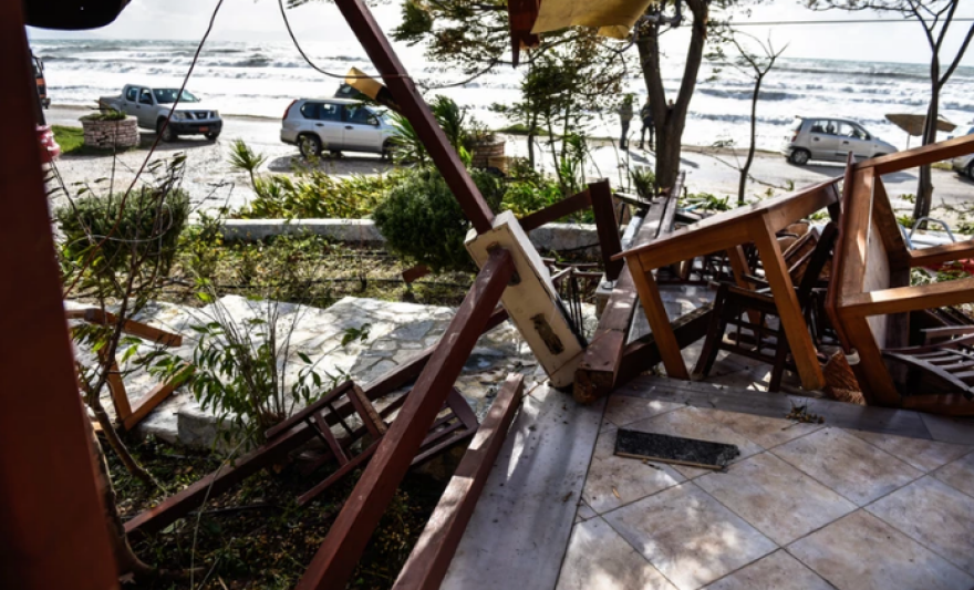 Kακοκαιρία: Βγήκε η θάλασσα στον δρόμο στην Πάτρα - Στον… αέρα πτέρυγα δημοτικού σχολείου στην Άρτα