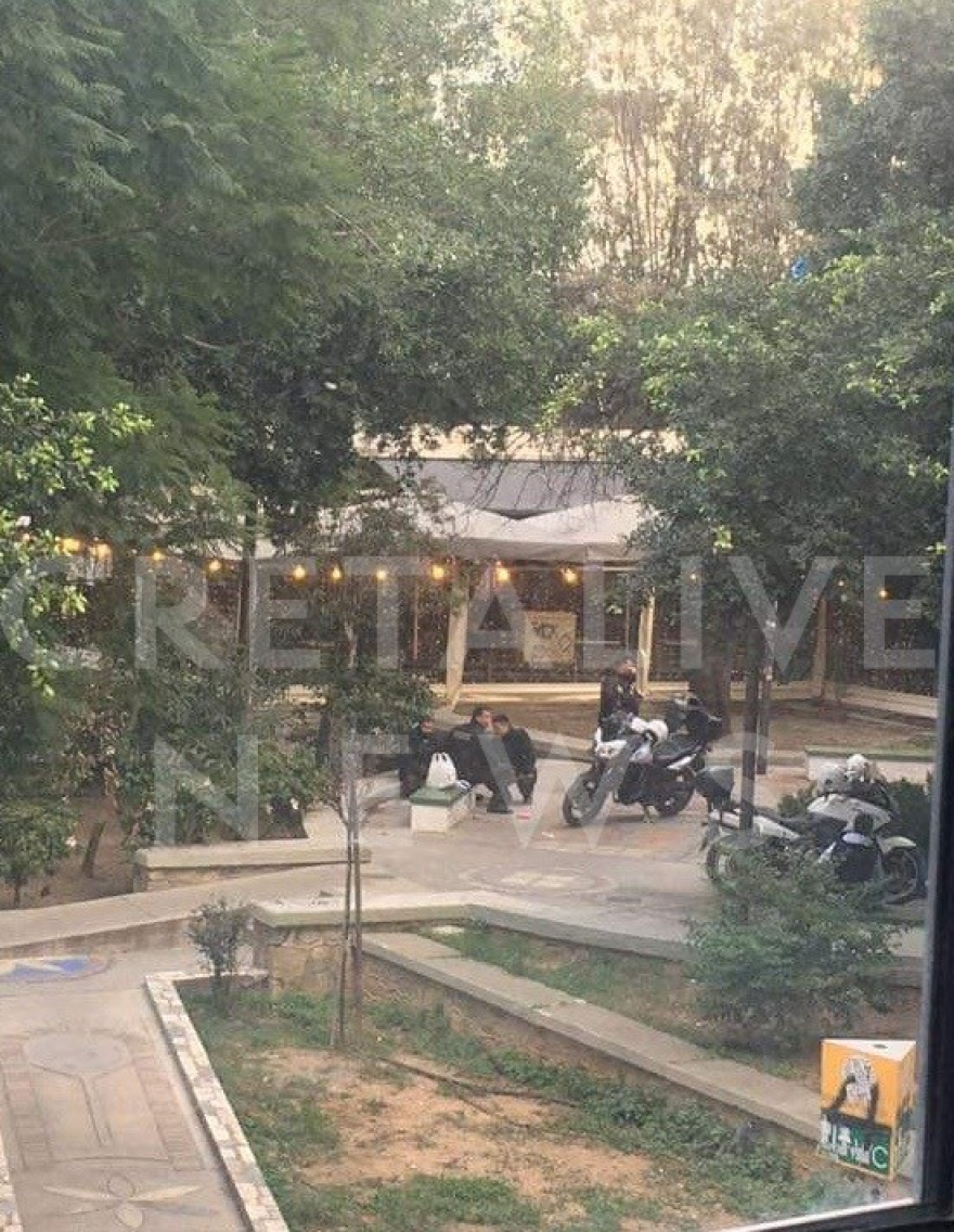 Αστυνομικοί της ΔΙ.ΑΣ βρήκαν μέσα σε χαρτόκουτα ένα κοριτσάκι σε πλατεία του Ηρακλείου 