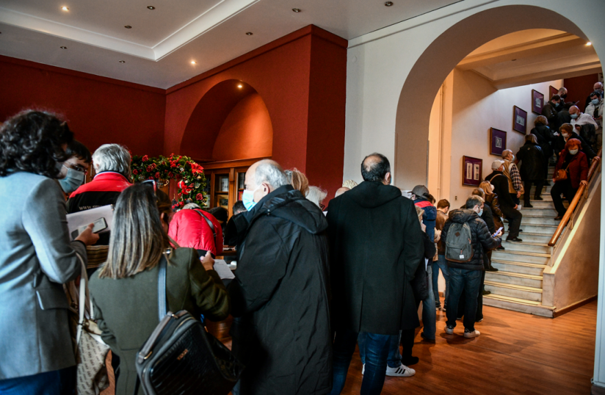Εκλογές ΚΙΝΑΛ: Δείτε εικόνες από τη μεγάλη συμμετοχή σε Ελλάδα και Λονδίνο 