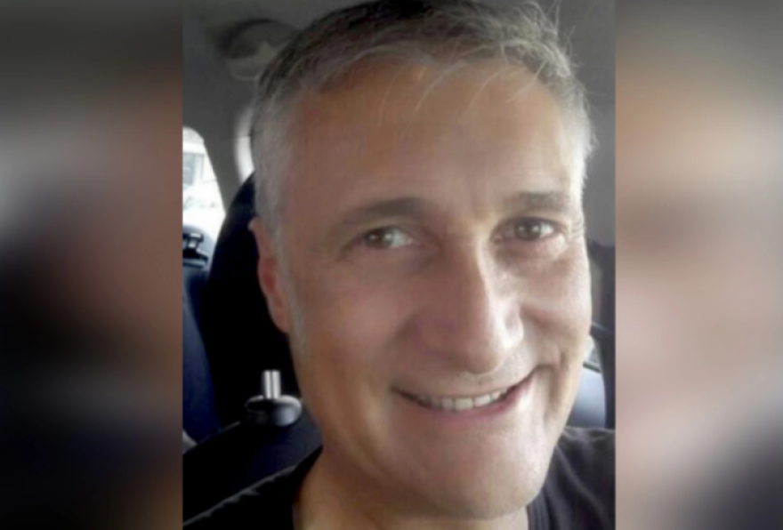 Ο Ιταλός που έβαλε ψεύτικο χέρι για να αποφύγει το εμβόλιο λέει τώρα ότι τον... κατέστρεψαν οι δημοσιογράφοι!