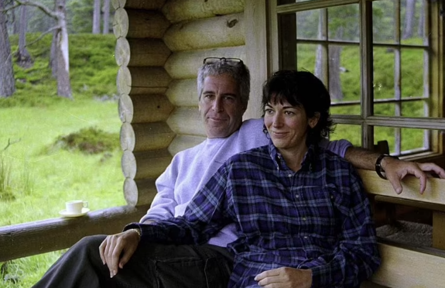 «Ποιος πήγε τον Έπσταϊν και τη Μάξγουελ στο κάστρο της Ελισάβετ;», νέες φωτογραφίες προκαλούν τριγμούς στο παλάτι