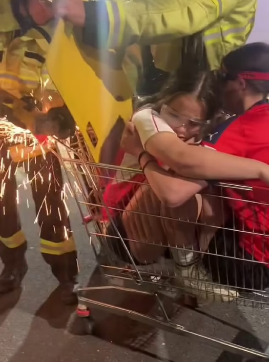 Αυστραλία: Πυροσβέστες κόβουν με... αλυσοπρίονο καρότσι σούπερ μάρκετ για να απεγκλωβίσουν δύο έφηβες