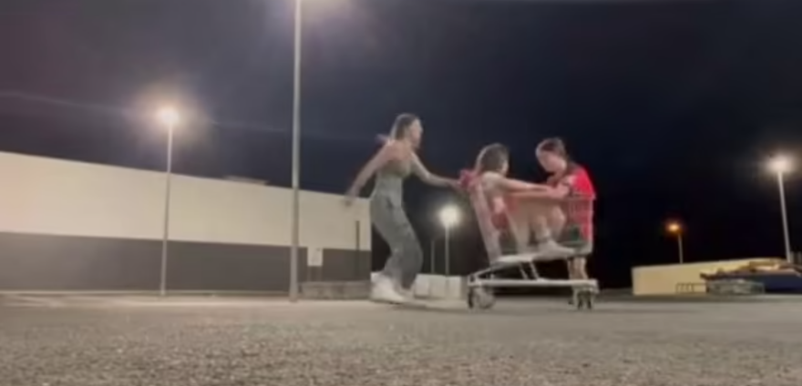 Αυστραλία: Πυροσβέστες κόβουν με... αλυσοπρίονο καρότσι σούπερ μάρκετ για να απεγκλωβίσουν δύο έφηβες