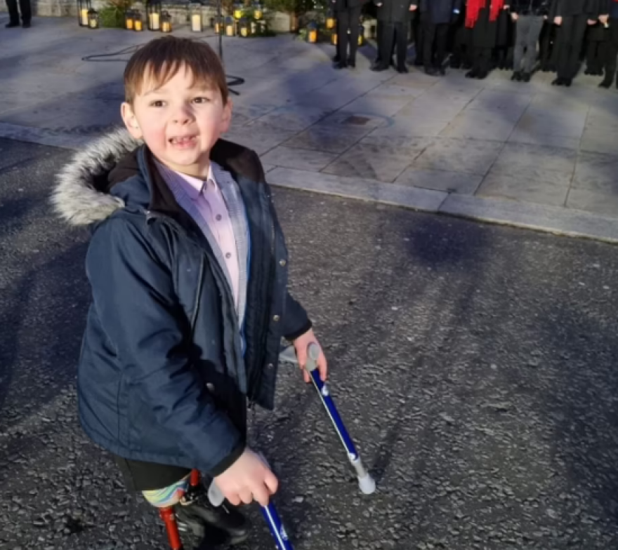 Συγκλονίζει η ιστορία του 7χρονου Τόνι: Έχασε τα δύο του πόδια επειδή τον κακοποιούσαν οι γονείς του 