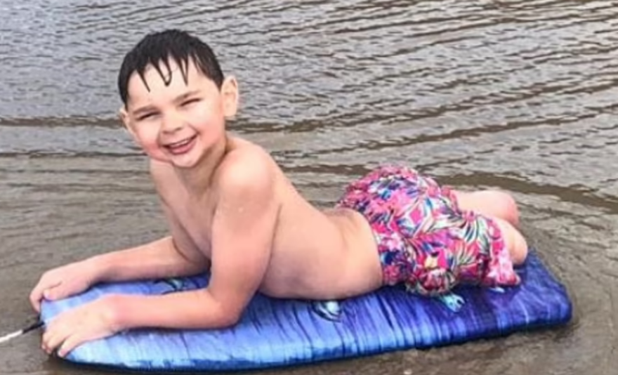 Συγκλονίζει η ιστορία του 7χρονου Τόνι: Έχασε τα δύο του πόδια επειδή τον κακοποιούσαν οι γονείς του 