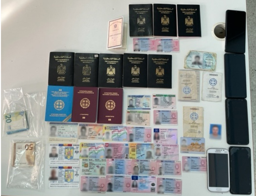 Φυλακισμένος καθοδηγούσε σπείρα που διακινούσε μετανάστες, ναρκωτικά και πλαστά πιστοποιητικά στην Αθήνα