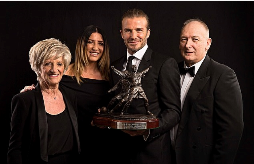 Ο Ντέιβιντ Μπέκαμ κουμπάρος στον γάμο του 73χρονου πατέρα του με την εκατομμυριούχο Χίλαρι Μέρεντιθ