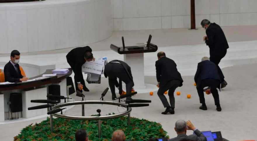 Τουρκία: Βουλευτής της αντιπολίτευσης άδειασε καφάσι με πορτοκάλια μέσα στη βουλή