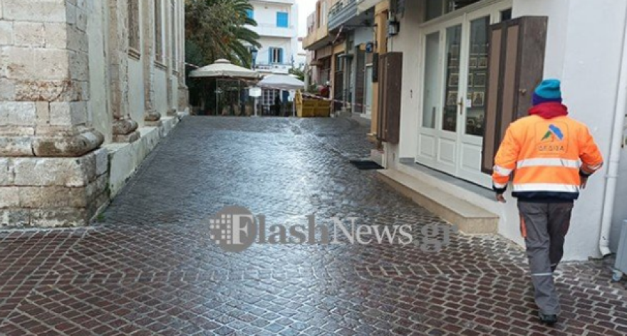 Χανιά: Αγνωστος άδειασε δύο μεγάλα βαρέλια με λάδι στην πλατεία του μητροπολιτικού ναού!