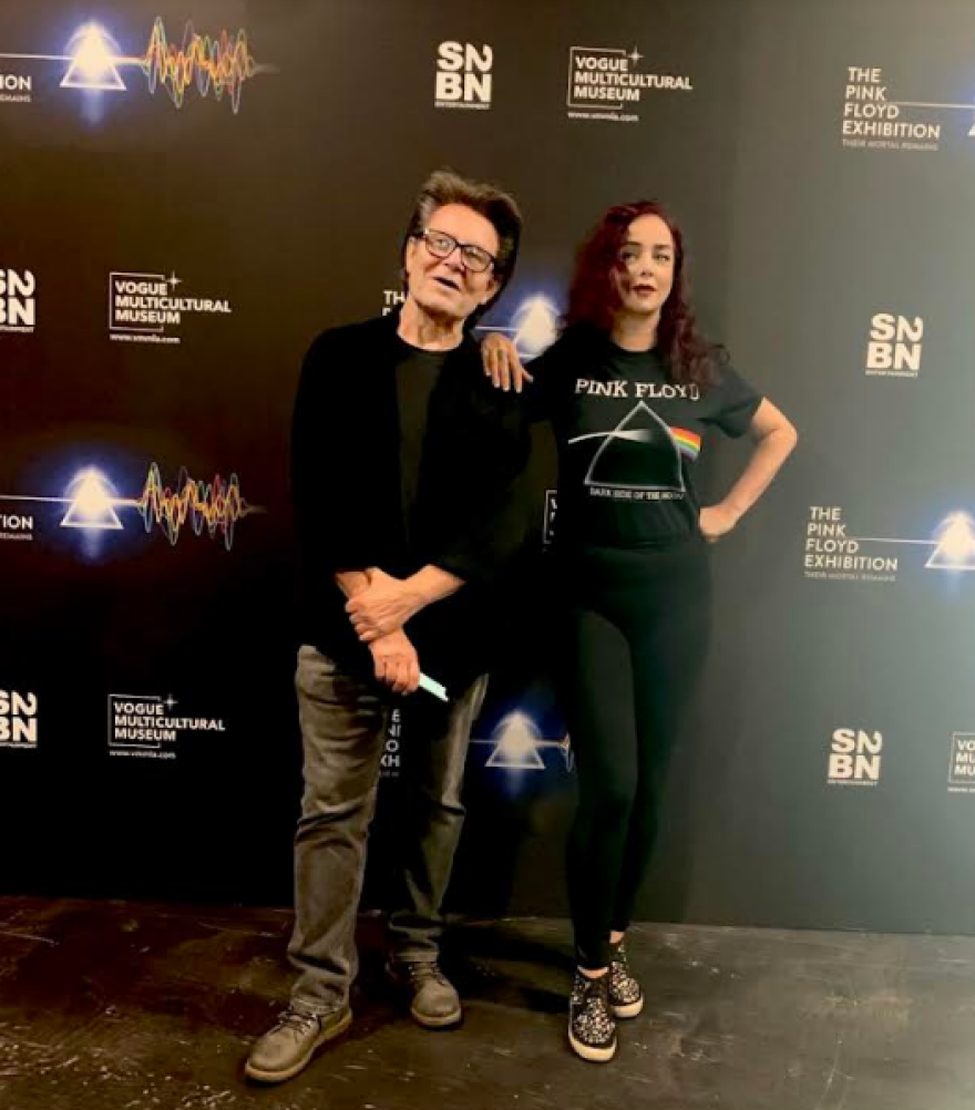 Η Δέσποινα Μοίρου εγκαινίασε την έκθεση των θρυλικών Pink Floyd στο Λος Άντζελες 