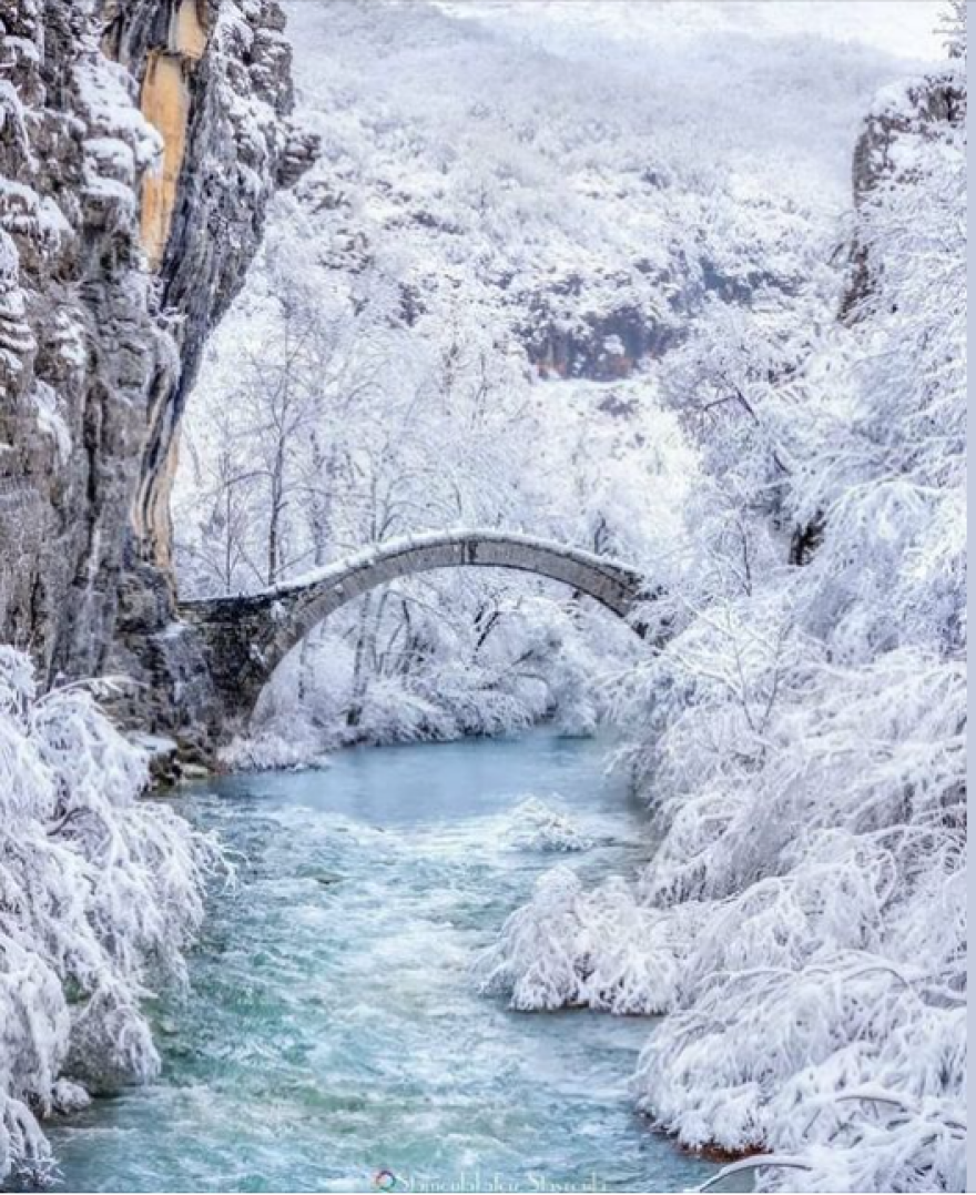 Ζαγόρι: Εντυπωσιακή εικόνα από γεφύρι «ντυμένο» στα λευκά