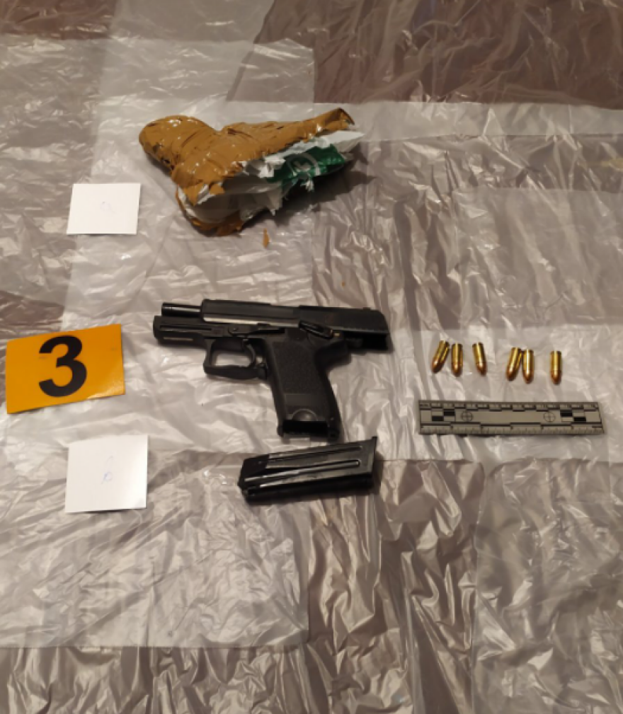 Ζεφύρι: Κλεμμένο όπλο αστυνομικού βρέθηκε σε σπίτι (βίντεο και φωτογραφίες)