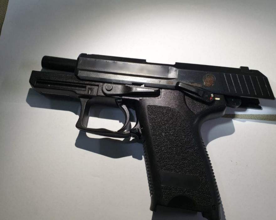 Ζεφύρι: Κλεμμένο όπλο αστυνομικού βρέθηκε σε σπίτι (βίντεο και φωτογραφίες)