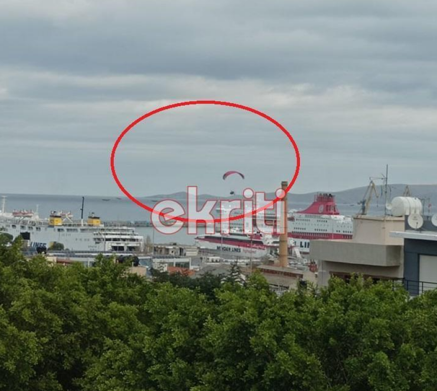 Άι Βασίληδες... πέταξαν πάνω από το Ηράκλειο και μοίρασαν δώρα στα παιδιά (φωτογραφίες)