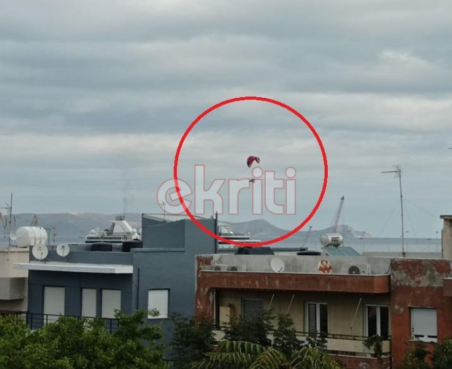 Άι Βασίληδες... πέταξαν πάνω από το Ηράκλειο και μοίρασαν δώρα στα παιδιά (φωτογραφίες)