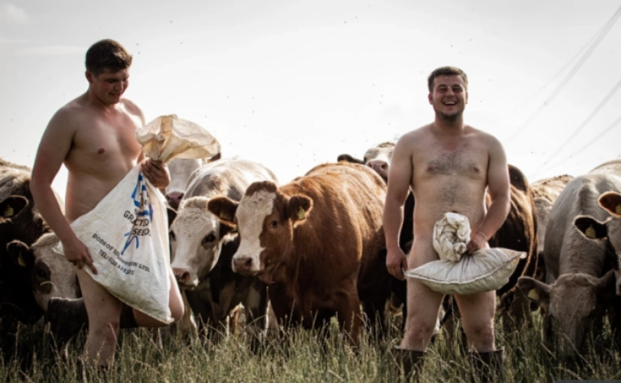 Αγρότες και αγρότισσες από τη Σκωτία υποδέχονται γυμνοί το νέο έτος 