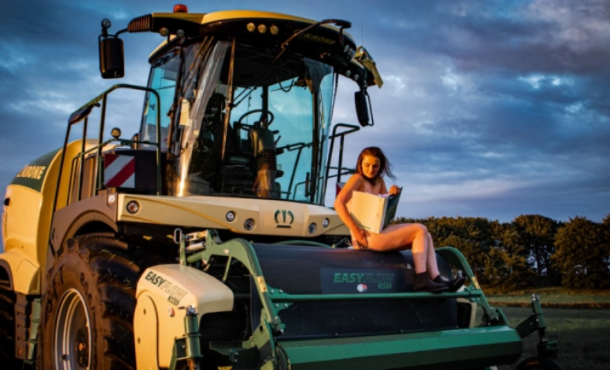 Αγρότες και αγρότισσες από τη Σκωτία υποδέχονται γυμνοί το νέο έτος 