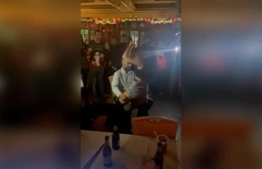 Συγγνώμη κλαίγοντας ζήτησε η αστυνομικός που χόρεψε lap dance πάνω στον υπαρχηγό της