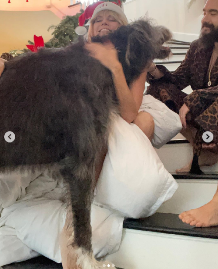 Η Χάιντι Κλουμ γυμνή με ένα σεντόνι καλεί τον σύζυγό της στο κρεβάτι