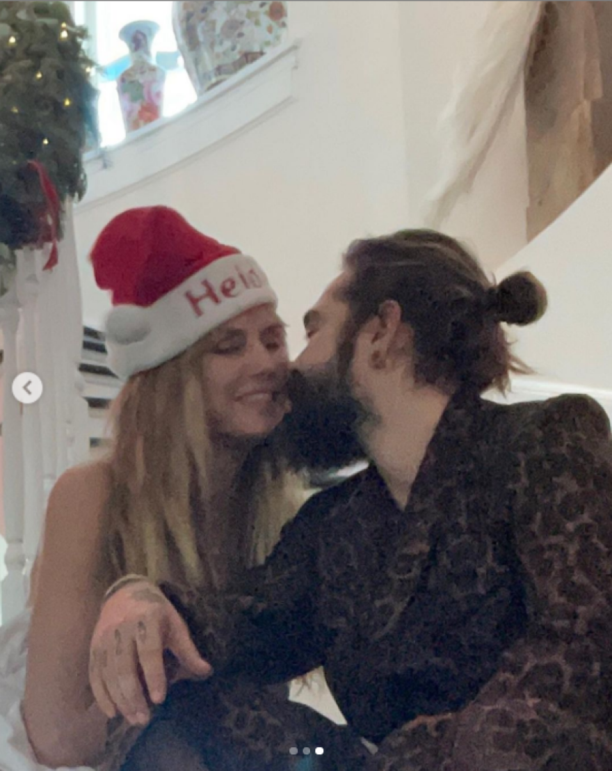 Η Χάιντι Κλουμ γυμνή με ένα σεντόνι καλεί τον σύζυγό της στο κρεβάτι