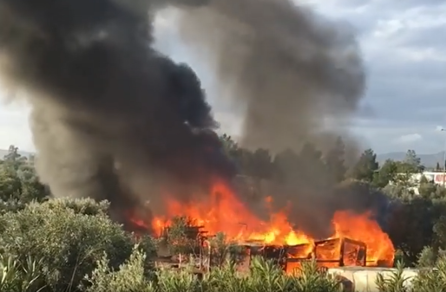 Φωτιά σε καταυλισμό Ρομά στην Παιανία: Έσβησε η πυρκαγιά, δεν υπάρχουν πληροφορίες για τραυματίες