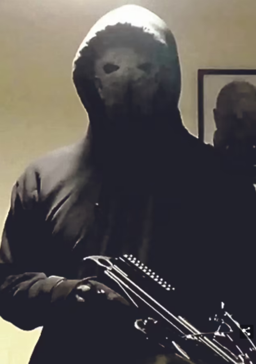 Ανατριχιαστικό βίντεο δείχνει μασκοφόρο με βαλλίστρα να απειλεί να σκοτώσει τη Βασίλισσα Ελισάβετ