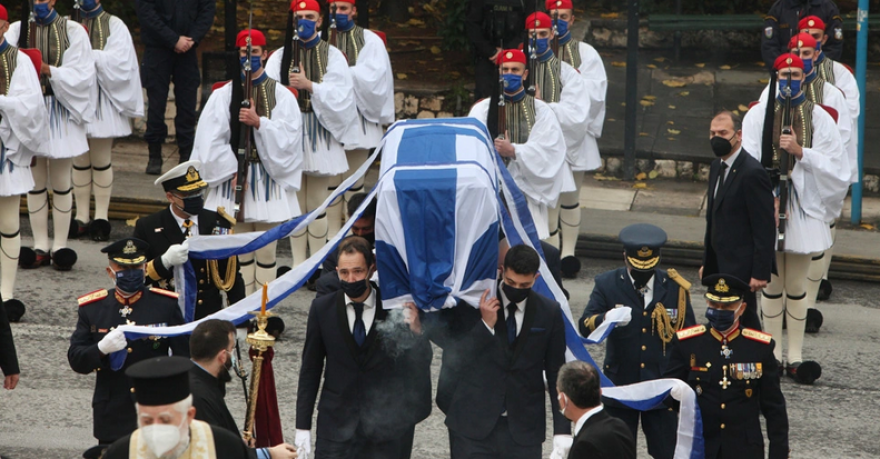 Πάνδημο αντίο στον Κάρολο Παπούλια