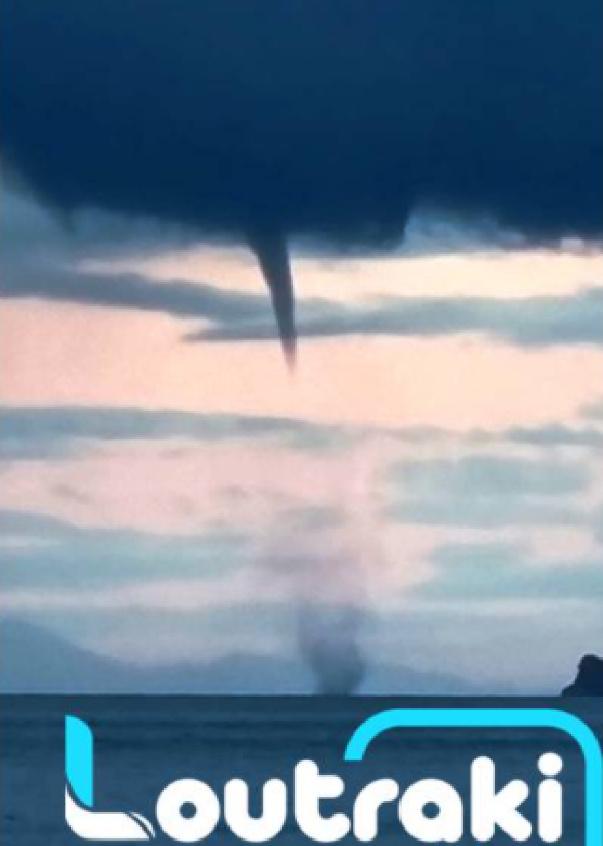 Δίδυμοι υδροστρόβιλοι «τάραξαν» τα νερά του Κορινθιακού - Δείτε εντυπωσιακές φωτογραφίες