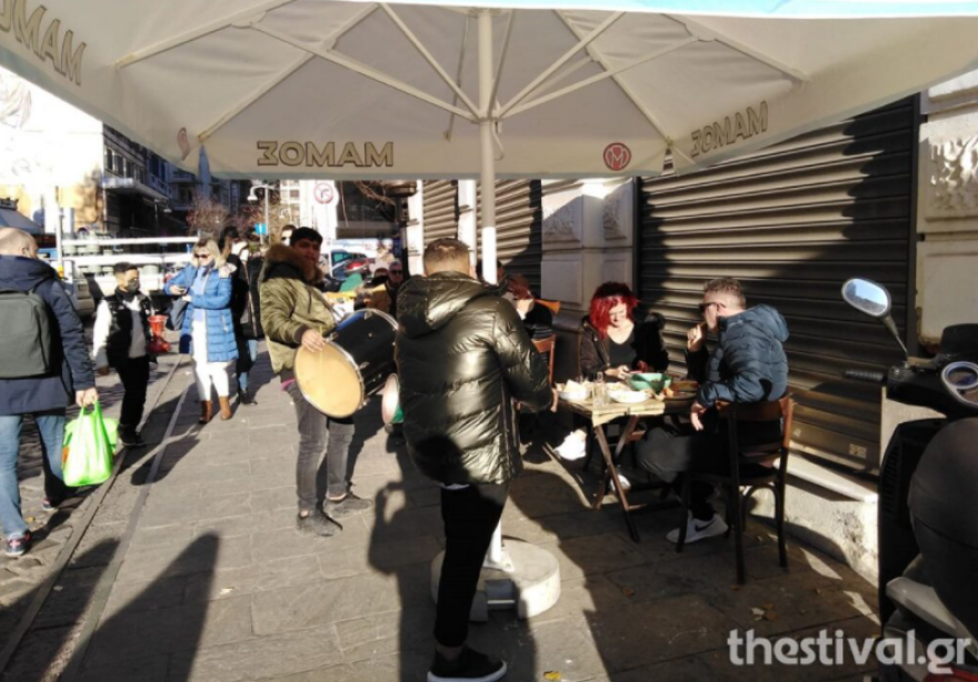 Θεσσαλονίκη: Αποχαιρετούν το 2021 με μουσική, γλέντι και... ψησταριές στον δρόμο (βίντεο και φωτογραφίες)