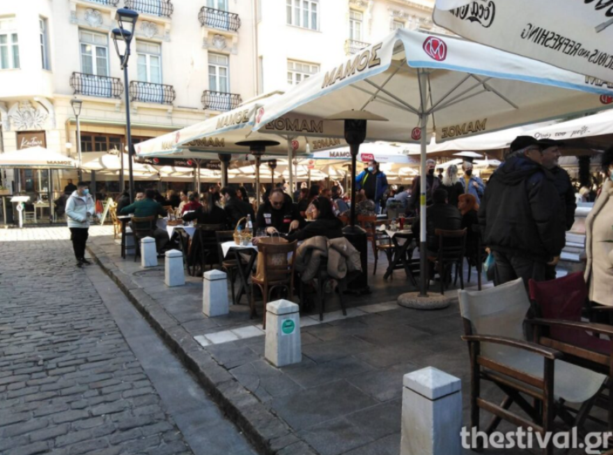 Θεσσαλονίκη: Αποχαιρετούν το 2021 με μουσική, γλέντι και... ψησταριές στον δρόμο (βίντεο και φωτογραφίες)