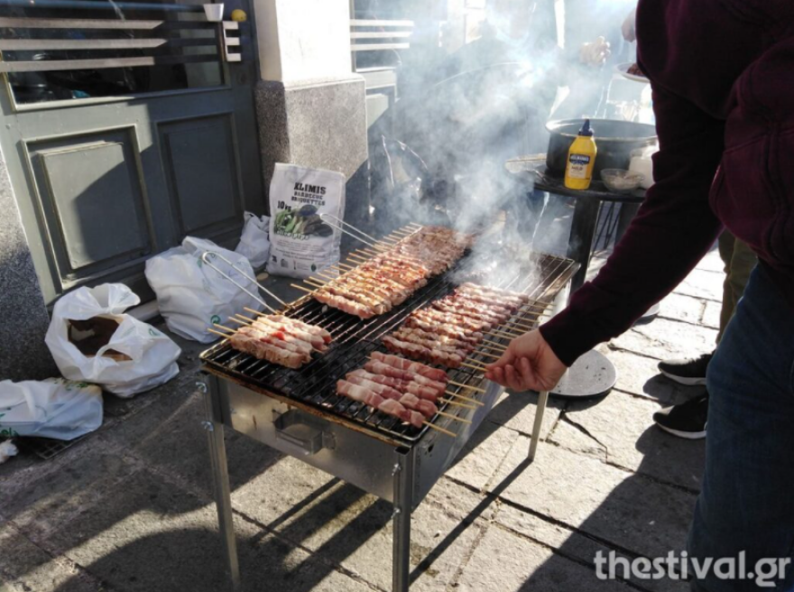 Θεσσαλονίκη: Αποχαιρετούν το 2021 με μουσική, γλέντι και... ψησταριές στον δρόμο (βίντεο και φωτογραφίες)